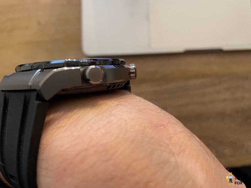 Man sieht die Huawei Watch Ultimate.